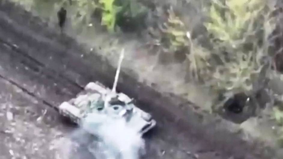 Экипаж танка ВСУ разбегается после 2-х попаданий смотреть онлайн