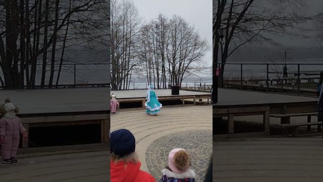 Праздник новогодний в смарт парке Дельфин сегодня 30 декабря 2024 года, шоу Дед Мороз для детей смотреть онлайн