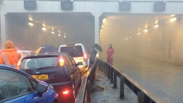 Massive explosion' in tunnel under Manchester Airport runway causes travel chaos as firefighters ba смотреть онлайн