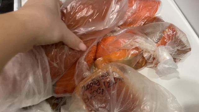 Докупили икру горбуши, рыбу и привезли солонину с подвала на новогодний стол. смотреть онлайн