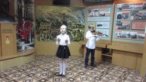 Горевала на крылечке мать ...