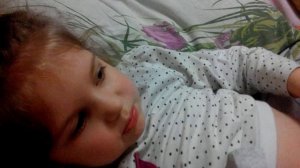 Девочка поет на китайском.