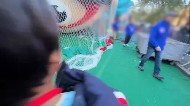 Giant Red Titan Float Balloon Inflated in Macy's Parade! смотреть онлайн