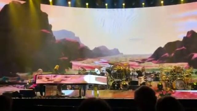 Elton John, 2/14/18, Caesars Palace, Sings after being hit by beads “Circle of Life” смотреть онлайн