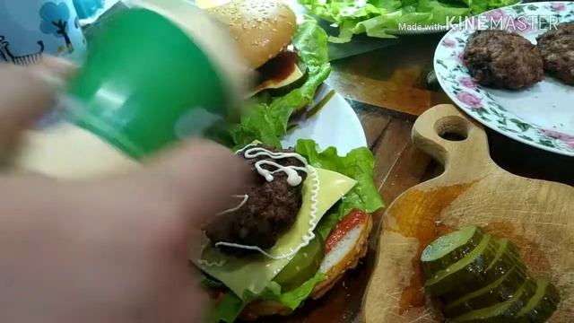 Гамбургер своими руками.🍔👏 смотреть онлайн