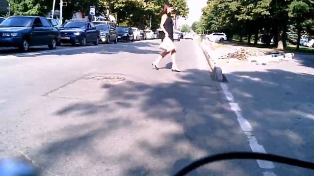 Девушка перебегает дорогу смотреть онлайн