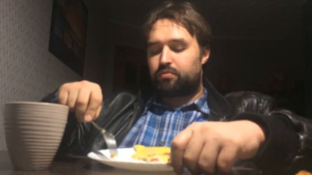 ЯИЧНИЦА С КОЛБАСОЙ И СЫРОМ | ВЫКЛАДЫВАТЬСЯ ПО - АМЕРИКАНСКИ | НРАВИТСЯ STORMZY МУКБАНГ MUKBAN смотреть онлайн