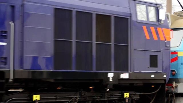 ТЭ33АС-2003-ЧС2-419 следуют резервом с ст.ЗАпорожье-2 на ст.Запорожье-1 и приветливая бригада. смотреть онлайн