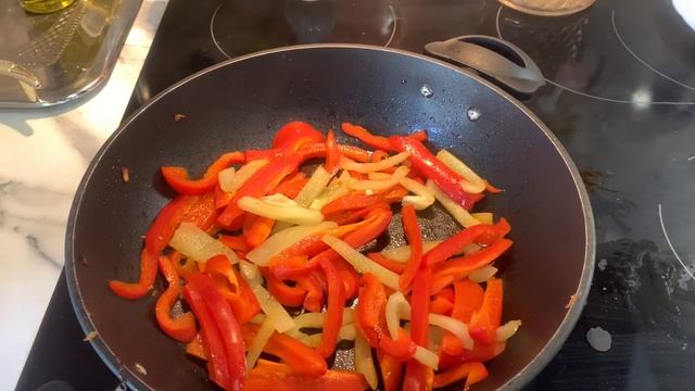 Вкуснейший горшочек (мясо овощи сметана сыр) смотреть онлайн