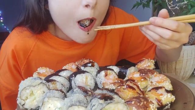 ASMR | EATING | SUSHI ROLLS 🍣🍱 MUKBANG SUSHI 🍤 суші роли зроблені вдома з любов'ю ☺️ смотреть онлайн