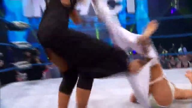 कपड़े उतार दिए WWE में girls clothes opening #roman #short смотреть онлайн