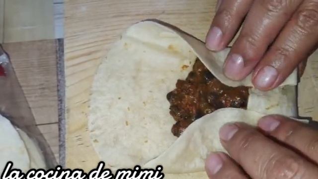 como hacer MINI BURRITOS de FRIJOLES con LONGANIZA смотреть онлайн