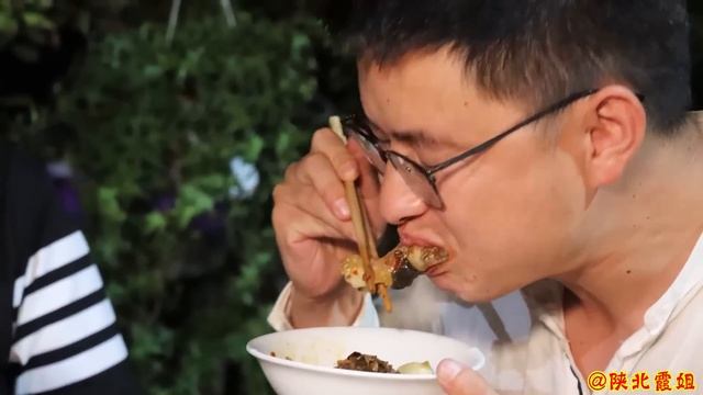 【陕北霞姐】羊脑＋羊蹄子，做陕北全羊宴，又炖又炒，好菜必须配好酒！ смотреть онлайн