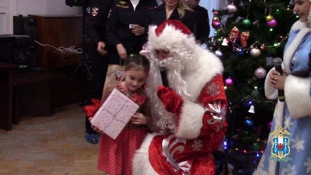 Полицейские донского главка МВД поздравили воспитанников детского дома «Аревик» с Новым Годом! смотреть онлайн