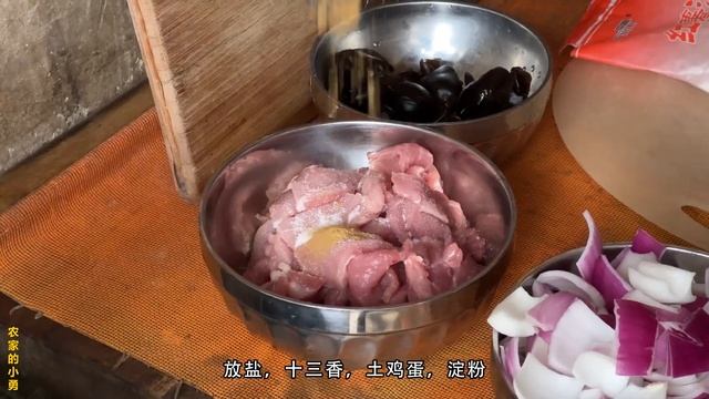 小勇讲解蜂蜜品质，午饭吃山西名菜“过油肉”，肉片嫩滑酸香开胃【农家的小勇】 смотреть онлайн