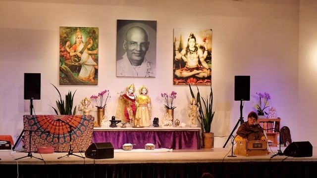 Satsang "Om Bhagavan" mit Devi - Yoga Vidya Live, 09.04.2024, 20:00 Uhr смотреть онлайн