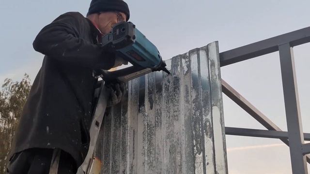 Прибиваем профлист на стены смотреть онлайн