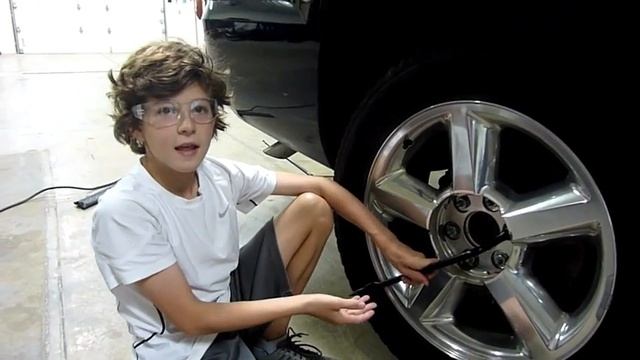 Harley & Jude change tire on a 2007 Chevy Avalanche смотреть онлайн