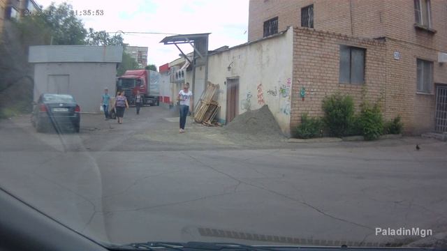 Водила протискивает фуру между зданий смотреть онлайн