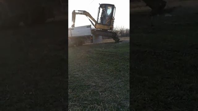 Încărcare miniexcavator in camion смотреть онлайн