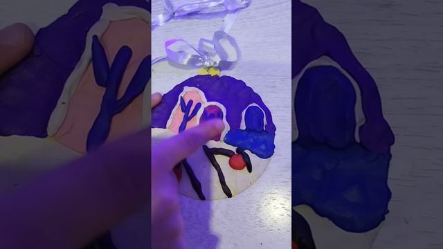 Новогодний подарок своими руками шарик для ёлки из картона и пластилина,поделка новогодняя для детей смотреть онлайн
