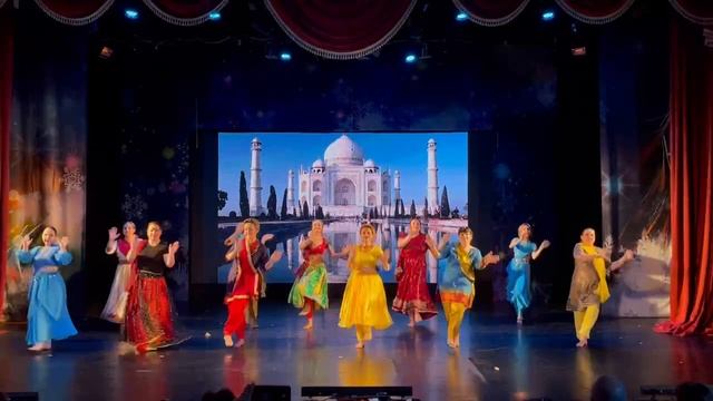 Оцените пальцем выступление знакомой.mp4