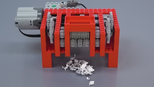 Измельчение бумаги с помощью шестеренок Lego (версия 2) | Shredding Paper with Lego Gears (ver 2) смотреть онлайн