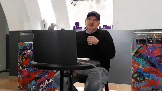Общение с Владимиром Бухинником в перерыве между лекциями о развитии модных тенденций ХХ века. смотреть онлайн