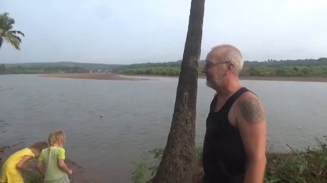 Дурачимся после ресторана в Canacona Goa смотреть онлайн