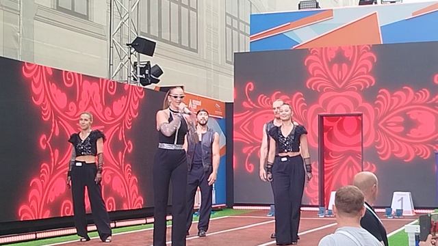 Ольга Бузова(Забег на Никольской,04.06.2024) смотреть онлайн