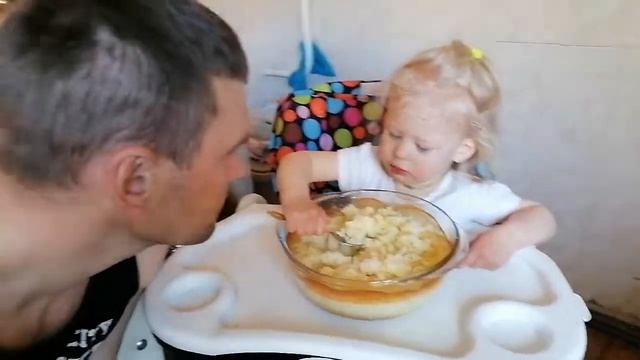 Лиза кормит кашей кошку и папу смотреть онлайн
