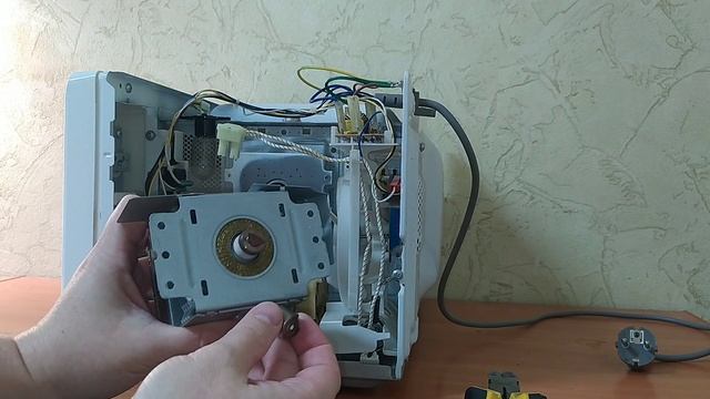 Искрит внутри микроволновой печи. Замена колпачка магнетрона. смотреть онлайн