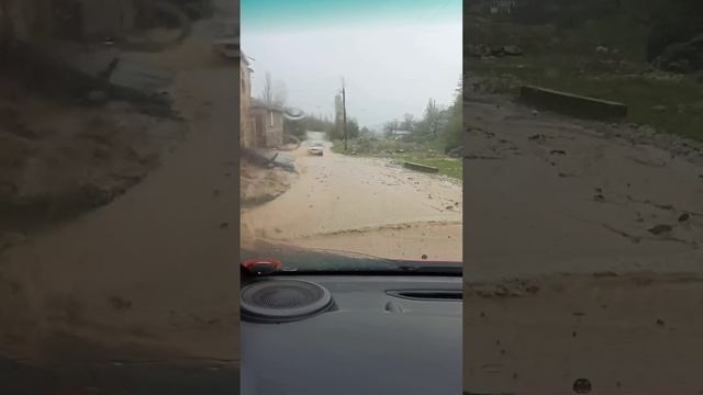 Самарканд Янглик Ургут тогларида кучли ëмгир сел кетяпти. 20.04.2024. 😲 смотреть онлайн