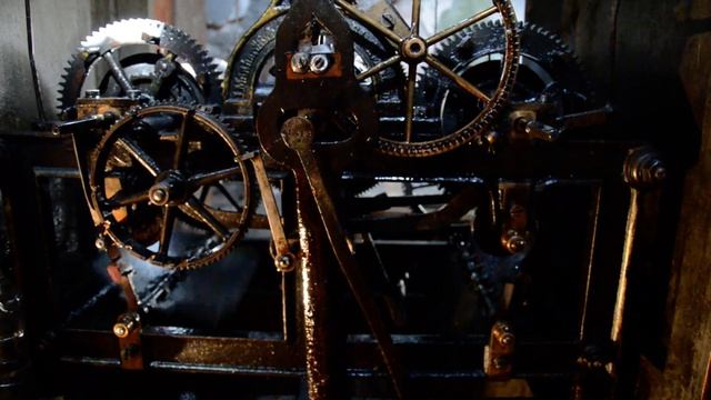 Швейцарський годинник в старій ратуші Чорткова смотреть онлайн