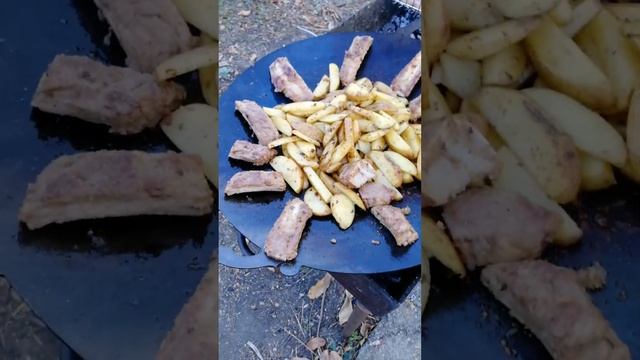 рёбрышки и картошка жаренные на садже #burger #streetfood #grill #еда #шашлык #садж смотреть онлайн