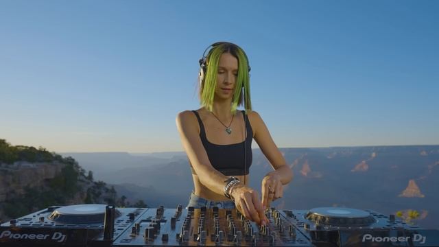 Miss Monique @ Grand Canyon (Arizona, USA) [Melodic Techno & Progressive House DJ Mix] смотреть онлайн