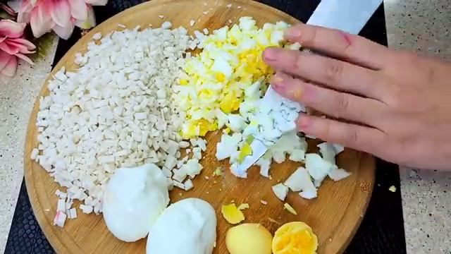 КРАБОВЫЙ САЛАТ. НОВЫЙ ГОД. НОВОГОДНИЙ САЛАТ. смотреть онлайн