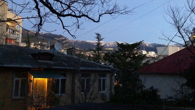 По Крыму пешком. Ялта. Предновогодняя набережная и горы. Чайная горка смотреть онлайн