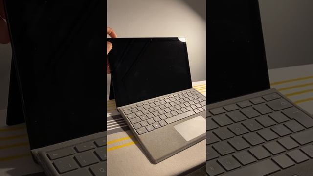 Blank Screen in a Windows Surface 7 laptop! How to get the monitor to work? смотреть онлайн