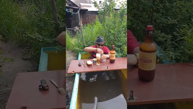 Батя обедает консервой в балдёжной бочке Ням-ням смотреть онлайн