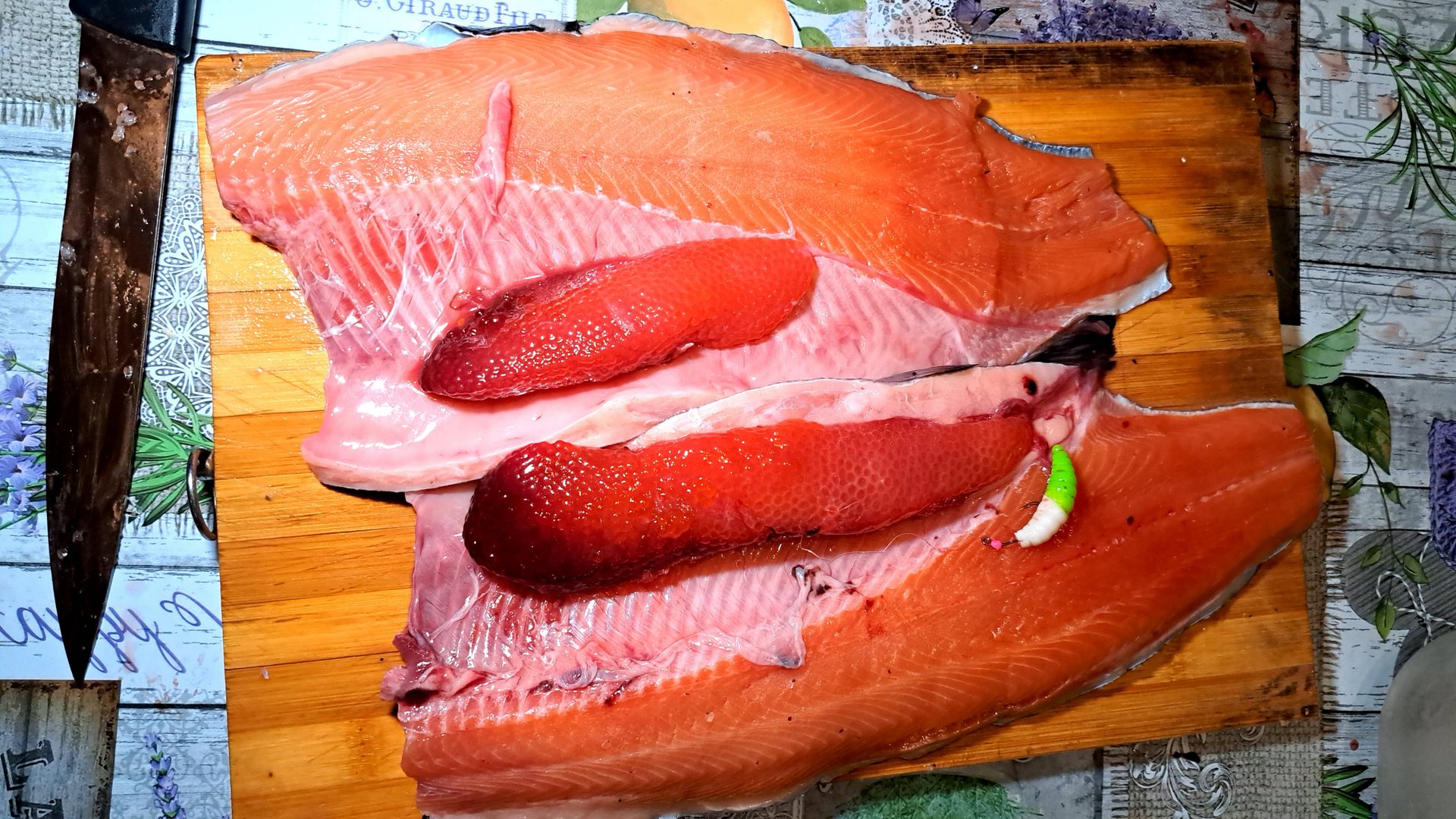 Поймал форель с сюрпризом, разделка, засолка форели икры. смотреть онлайн