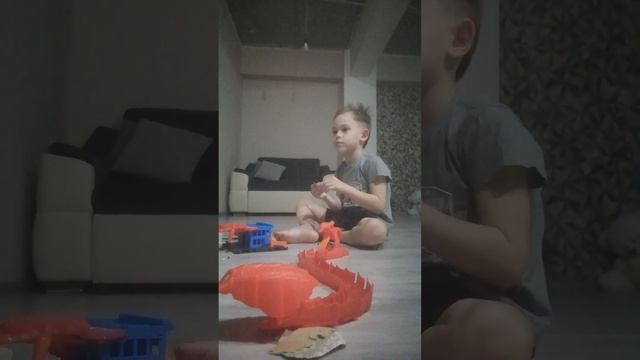 Скорпион поедатель машинок. Hot Wheels смотреть онлайн