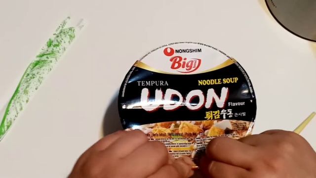 Trying Nongshim Tempura Udon Noodle смотреть онлайн