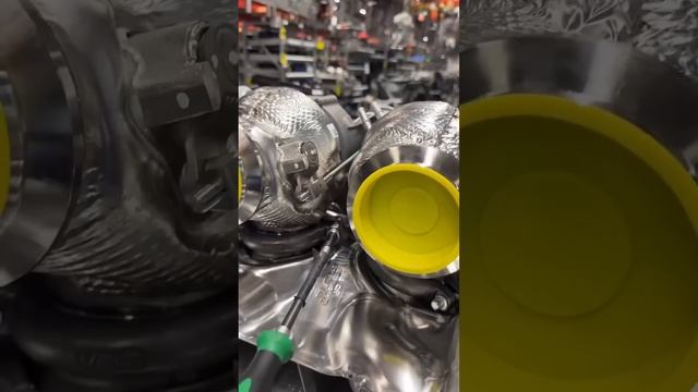 Как собирают двигатели AMG. Часть 2 #simoncarshop #m178 #v8biturbo #affalterbach смотреть онлайн