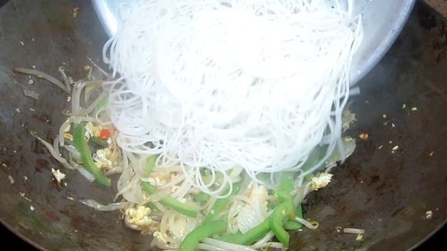 Singapore Fried Noodles Recipe ~ Easy Singapore Shrimp Chicken Stir Fry смотреть онлайн