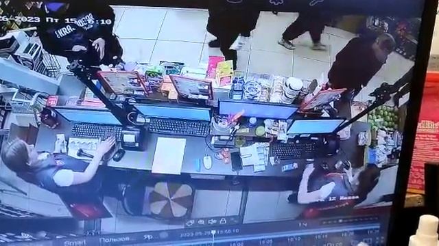 Полиция Ангарска разыскивает мужчину, который совершил хищение денег с чужой банковской карты смотреть онлайн