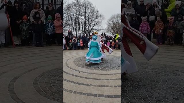 Зажигательный танец деда Мороза и Снегурочки в смарт парке Дельфин сегодня, шоу новогоднее для детей смотреть онлайн
