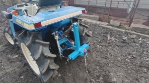 Минитрактор Iseki tu 160  Изготовил самодельное прицепное устройство.  Работы по благоустройству.