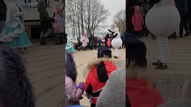 Шоу Новый год в смарт парке Дельфин сегодня 30.12.2024, праздник для детей с Дедом Морозом и ёлкой смотреть онлайн