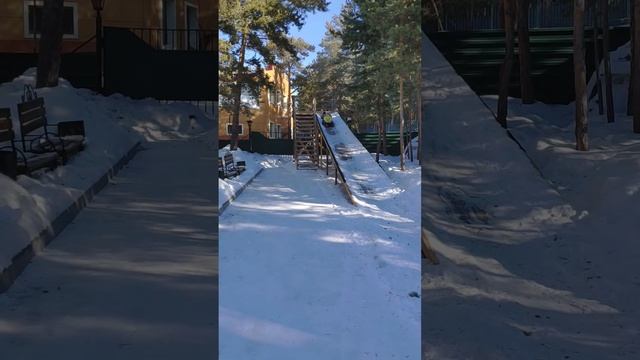 8 марта 2019. Санжар и Адия катаются с горки в Боровом смотреть онлайн